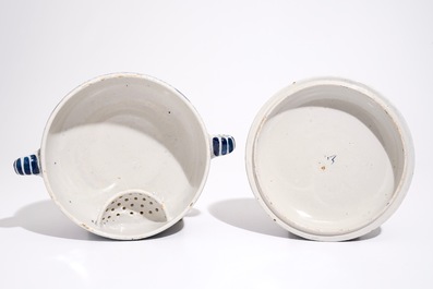 Een blauw-witte Delftse brandewijnkom met floraal decor met pauwen, begin 18e eeuw