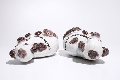 Une paire de chiens en fa&iuml;ence de style Staffordshire, prob. France, 18/19&egrave;me