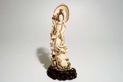 Un mod&egrave;le d'une Guanyin sur une carpe en ivoire sculpt&eacute;, Japon, Taisho, vers 1930, sign&eacute;