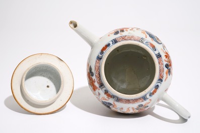 Une th&eacute;i&egrave;re et son couvercle en porcelaine de Chine Imari, Qianlong