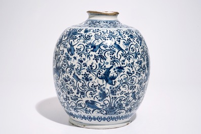 Een blauw-witte Delftse pot met pauwen tussen bloemenslingers, 17e eeuw