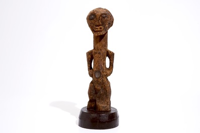 Een Songye fetisjbeeld op houten sokkel, D.R. Congo, 1e helft 20e eeuw