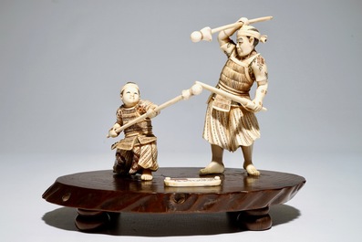 Un groupe d&rsquo;un soldat et son &eacute;l&egrave;ve en ivoire sur socle en bois, Japon, Meiji, sign&eacute;