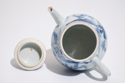 Een Chinese blauw-witte theepot met een fijn landschap, Yongzheng/Qianlong