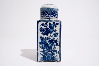 Une grande bo&icirc;te &agrave; th&eacute; et son couvercle en fa&iuml;ence de Delft bleu et blanc, vers 1700
