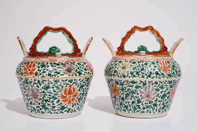 Une paire de pots &agrave; chaux en porcelaine de Chine famille verte, poss. pour le march&eacute; vietnamien, Kangxi