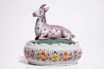Een polychrome Delftse botervloot met een geit, 18e eeuw
