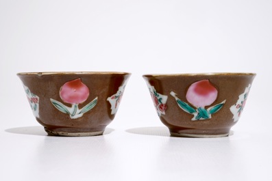 Une paire de tasses et soucoupes en porcelaine de Chine famille rose sur fond capucin, Qianlong