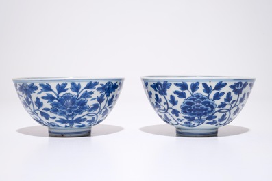 Une paire de bols en porcelaine de Chine bleu et blanc aux rinceaux de pivoine, marque de Chenghua, Ming