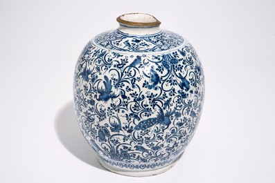Een blauw-witte Delftse pot met pauwen tussen bloemenslingers, 17e eeuw