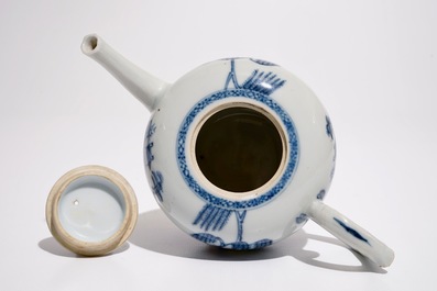 Une th&eacute;i&egrave;re en porcelaine de Chine bleu et blanc &agrave; d&eacute;cor d'un paysage, Qianlong