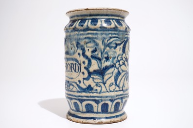 Een blauw-witte albarello in Antwerpse majolica, ca. 1580