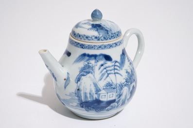 Een Chinese blauw-witte theepot met een fijn landschap, Yongzheng/Qianlong