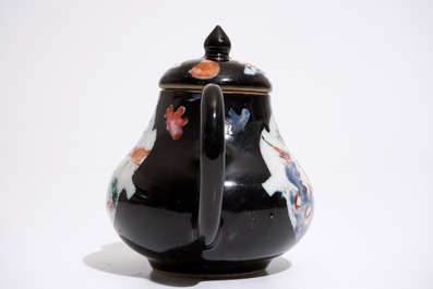 Une th&eacute;i&egrave;re en porcelaine de Chine famille rose sur fond noir, Yongzheng/Qianlong