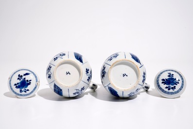 Deux verseuses couvertes en porcelaine de Chine bleu et blanc aux &quot;dames longues&quot;, Kangxi