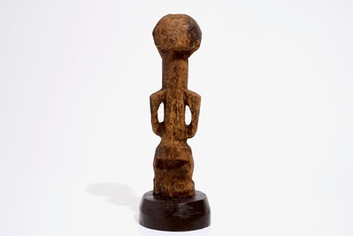 Une f&eacute;tiche Songye en bois sculpt&eacute; sur socle en bois, R.D. Congo, 1&egrave;re moti&eacute; du 20&egrave;me