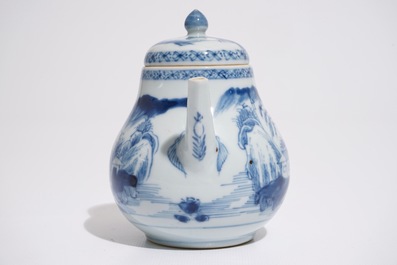 Een Chinese blauw-witte theepot met een fijn landschap, Yongzheng/Qianlong