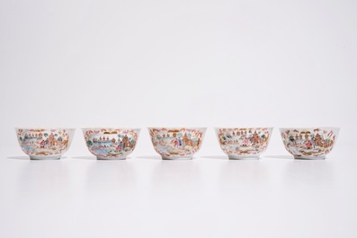 Vijf Chinese famille rose kopjes met decor in de stijl van Meissen, Qianlong