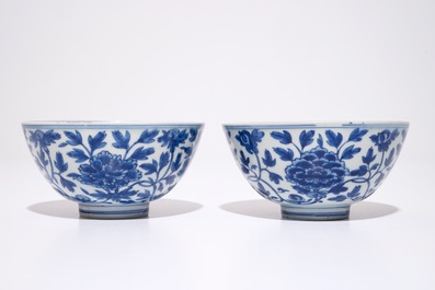 Une paire de bols en porcelaine de Chine bleu et blanc aux rinceaux de pivoine, marque de Chenghua, Ming