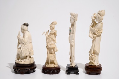 Vier Chinese ivoren vrouwelijke figuren op houten stand, eind 19/begin 20e eeuw