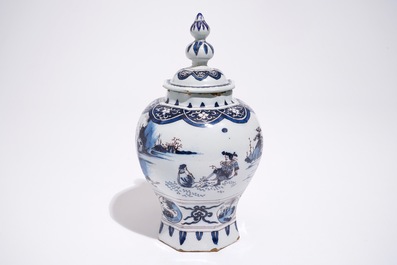 Un vase de forme octogonale en fa&iuml;ence de Delft en bleu et mangan&egrave;se, fin du 17&egrave;me