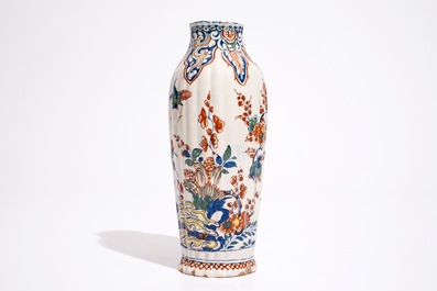 Een geribde Delftse vaas in kasjmier palet met vogels en bloemen, ca. 1700
