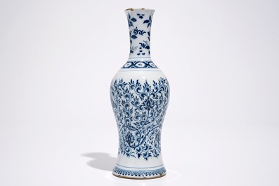 Een blauw-witte Delftse vaas met decor van pioenslingers in Ming-stijl, eind 17e eeuw