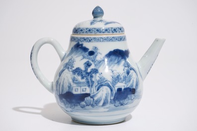 Een Chinese blauw-witte theepot met een fijn landschap, Yongzheng/Qianlong