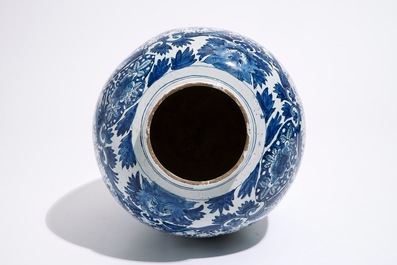 Een blauw-witte Delftse pot met chinoiseriedecor, 17e eeuw
