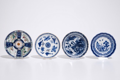 Vier Chinese blauw-witte en famille rose koppen en schotels, 18/19e eeuw