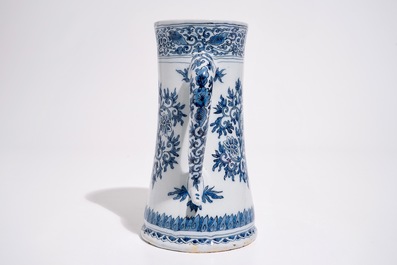 A Dutch Delft blue and white mug with lotus scrolls in Ming-style, late 17th C.