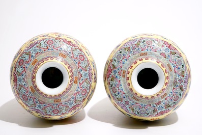 Une paire de vases meiping en porcelaine de Chine &agrave; d&eacute;cor de dragons sur fond jaune, marque de Qianlong, 20&egrave;me