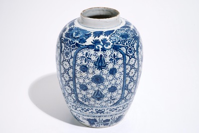 Een blauw-witte Delftse pot met chinoiseriedecor, 17e eeuw