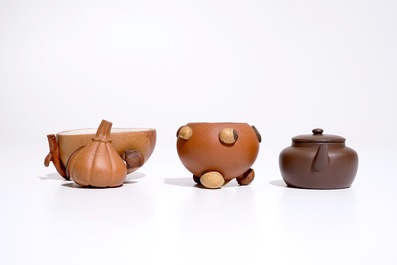 A Chinese Yixing peach-shaped bowl, a round bowl and a teapot with cover, 19/20th C.