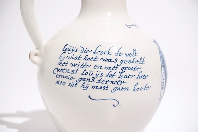 Un pichet d'inscription orangiste en fa&iuml;ence de Delft bleu et blanc aux armes de Guillaume III, 17&egrave;me