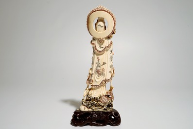 Un mod&egrave;le d'une Guanyin sur une carpe en ivoire sculpt&eacute;, Japon, Taisho, vers 1930, sign&eacute;