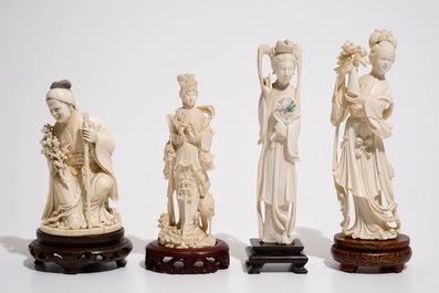 Vier Chinese ivoren vrouwelijke figuren op houten stand, eind 19/begin 20e eeuw