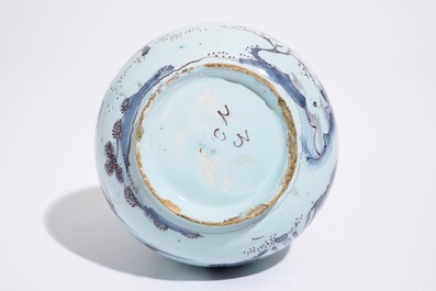 Un vase de forme double gourde en fa&iuml;ence de Delft en bleu et mangan&egrave;se, fin du 17&egrave;me