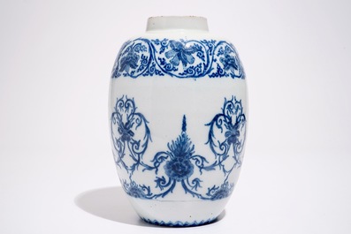 Een blauw-witte Delftse pot met ornamentaal chinoiseriedecor, eind 17e eeuw