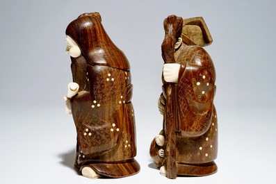 Een paar Japanse okimono in hout en ivoor, Meiji, gesigneerd