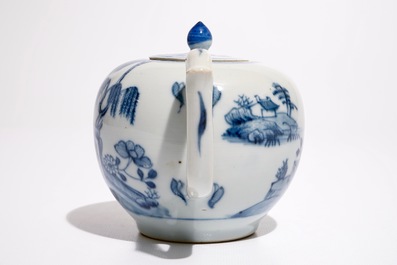 Een Chinese blauw-witte theepot met landschapsdecor, Qianlong