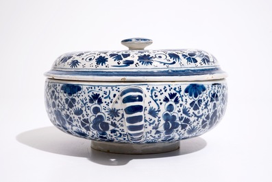 Een blauw-witte Delftse brandewijnkom met floraal decor met pauwen, begin 18e eeuw