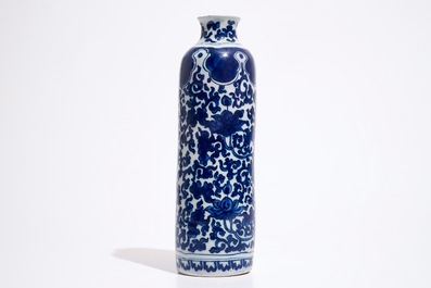 Un vase rouleau en fa&iuml;ence de Delft aux rinceaux de lotus de style Ming, ca. 1700