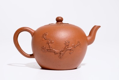 A Chinese Yixing teapot and cover, Kangxi