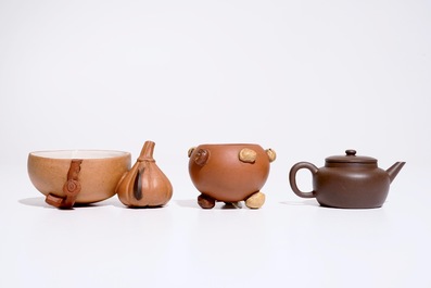 A Chinese Yixing peach-shaped bowl, a round bowl and a teapot with cover, 19/20th C.