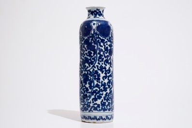 Un vase rouleau en fa&iuml;ence de Delft aux rinceaux de lotus de style Ming, ca. 1700