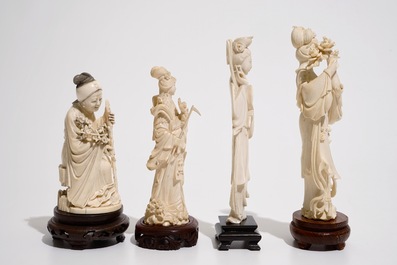 Vier Chinese ivoren vrouwelijke figuren op houten stand, eind 19/begin 20e eeuw