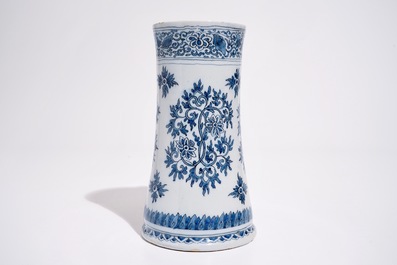 Une chope en fa&iuml;ence de Delft bleu et blanc aux rinceaux de lotus de style Ming, fin du 17&egrave;me