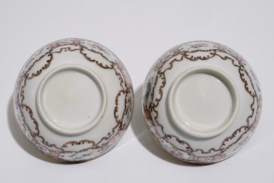 Une paire de tasses et soucoupes et un pot &agrave; lait en porcelaine de Chine d'exportation, Qianlong