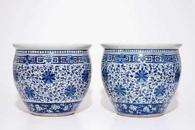 Une paire d&rsquo;acquariums en porcelaine de Chine bleu et blanc aux rinceaux de lotus, 19&egrave;me